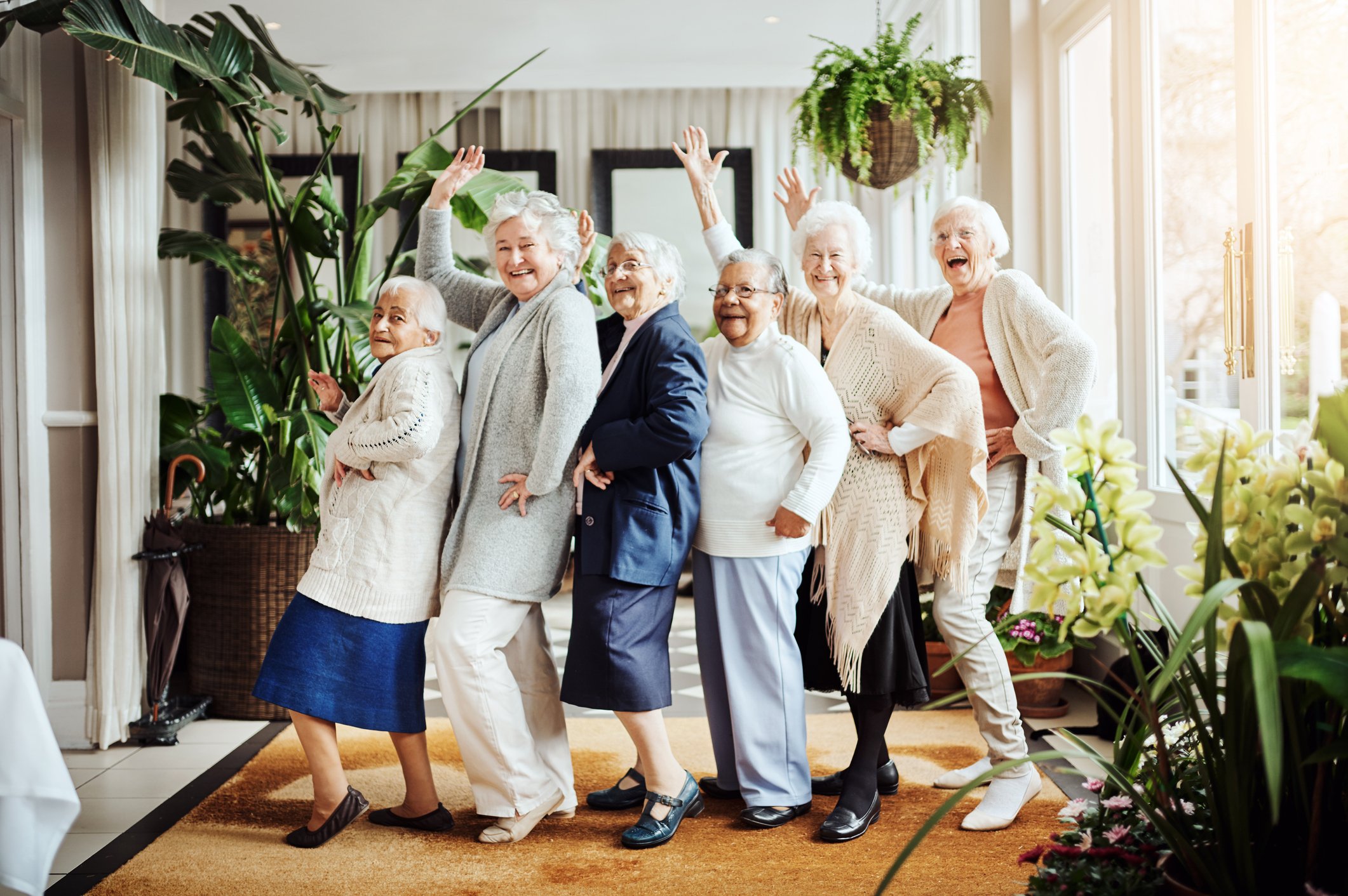 fröhliche alte Menschen in einem Seniorenheim