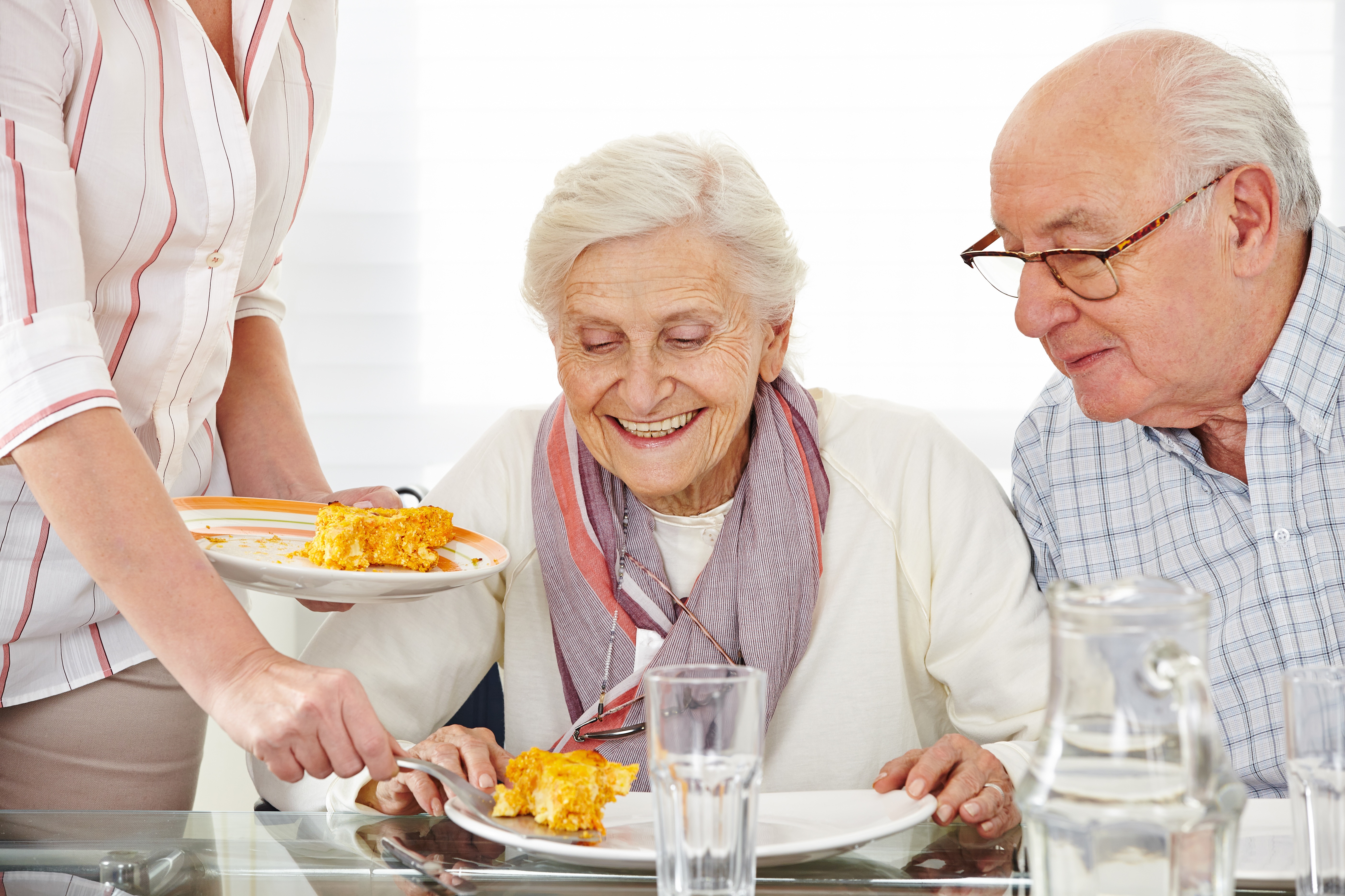 Seniorenpaar das Essen serviert bekommt