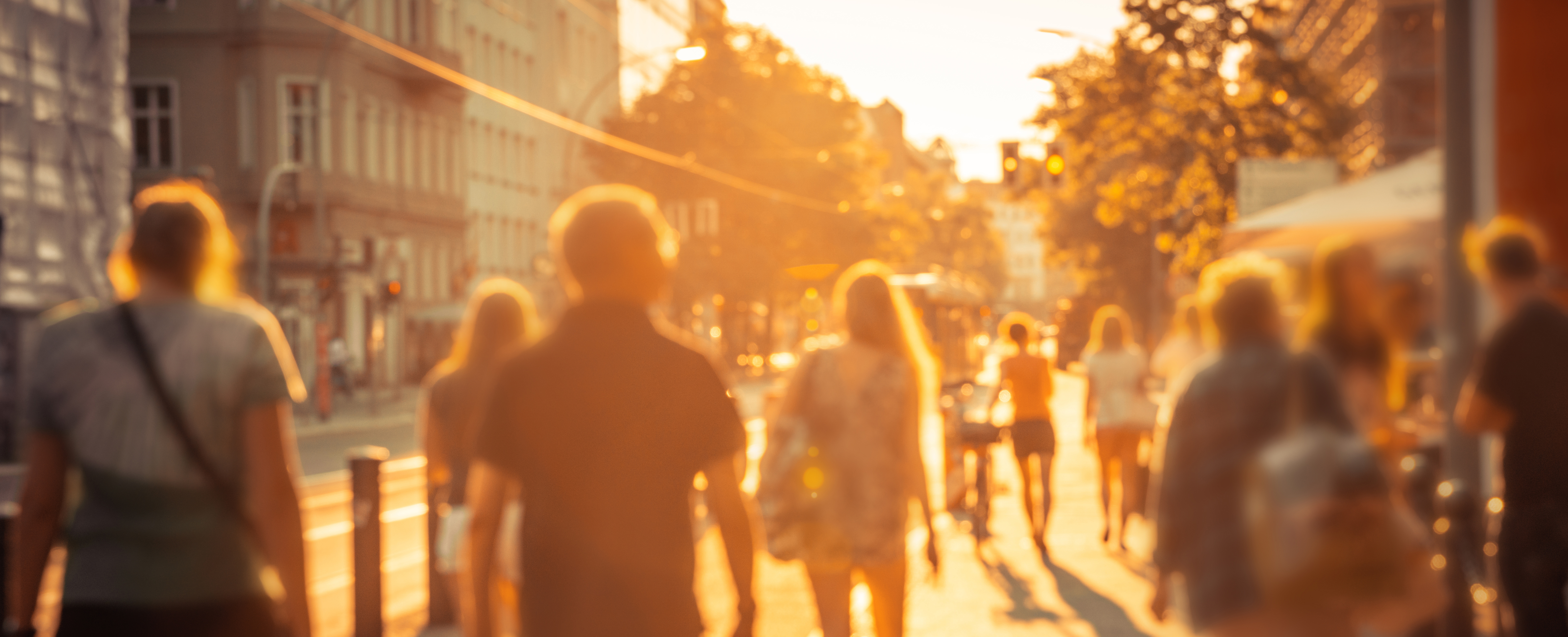 Menschen auf der Strasse bei Hitze